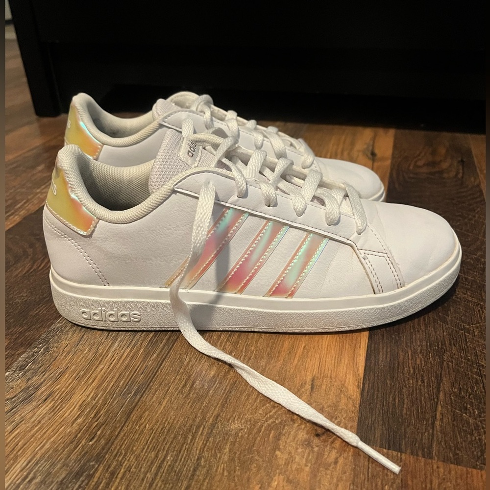YOUTH GIRLS ADIDAS Grand Court Shoes WTE/IRIDESCENT SIZE 5.5 (NEED NEW INSOLES)